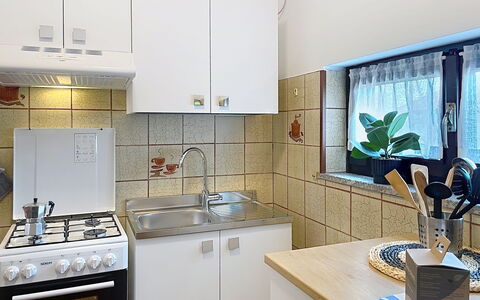 Francesco: Toestel Van De Keuken, Keuken, Countertop, Major Appliance, Cabinetry, Gootsteen, Fornuis, Loodgieterswerkinrichting, Hout, Flooring