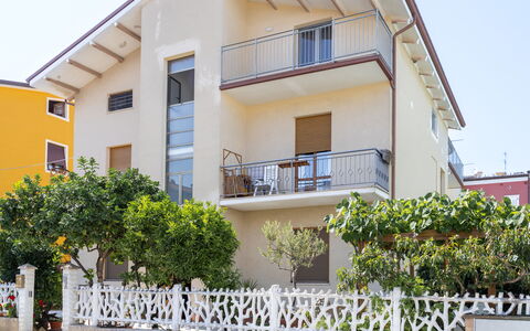 Seaside Apartment: Gebouw, Woongebied, Huis, Facade, Huis, Buurt, Deur, Balkon, Appartement, Veranda