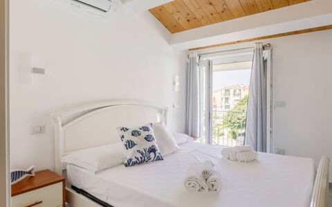 Seaside Apartment: Appartement, Huis, Toevlucht, Stoel, Hotel, Balkon, Villa, Kamerplant, Buitenmeubels, Penthouse