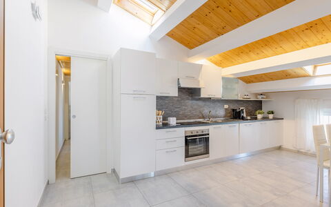 Seaside Apartment: Interieur Ontwerp, Flooring, Plafond, Hout, Verdieping, Meubilair, Kamer, Countertop, Keuken, Appartement