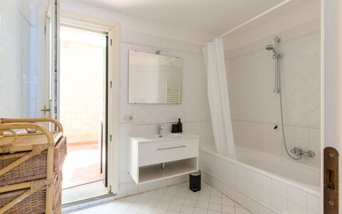 Al Porto: Flooring, Verdieping, Interieur Ontwerp, Loodgieterswerkinrichting, Hout, Badkamer, Plafond, Kamer, Loodgieter, Kraan