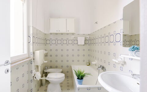 Casabianca: Wc Bril, Flooring, Loodgieterswerkinrichting, Verdieping, Toilet, Interieur Ontwerp, Badkamer, Wastafel, Wastafel In De Badkamer, Loodgieter