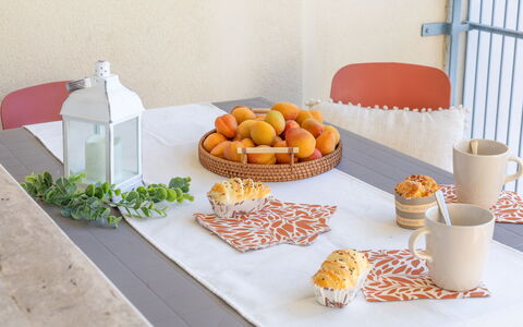 Casabianca: Tableware, Meubilair, Tafel, Serveware, Bloempot, Voedsel, Tafelkleed, Fruit, Dishware, Linens