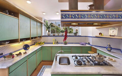 Villa Clara: Keuken, Countertop, Interieur Ontwerp, Toestel Van De Keuken, Fornuis, Major Appliance, Flooring, Cabinetry, Verlichting, Gasfornuis