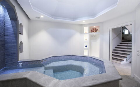 Villa Clara: Flooring, Interieur Ontwerp, Verdieping, Plafond, Samengesteld Materiaal, Zwembad, Bad, Jacuzzi