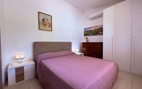 La Dimora di Artemide: Bed, Slaapkamer, Interieur Ontwerp, Meubilair, Laken, Bedding, Verdieping, Flooring, Hout, Kamer