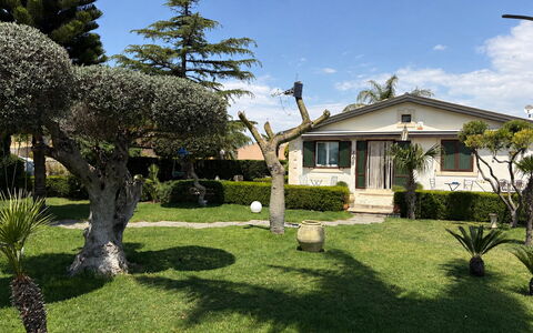 Villa Simona: Gras, Struik, Woongebied, Tuin, Huis, Gazon, Land Lot, Huis, Groundcover