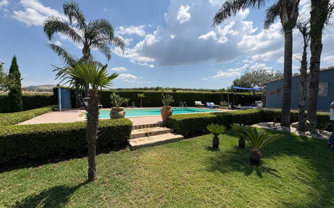 Villa Simona: Blauw, Zwembad, Toevlucht, Tuin, Landscaping, Hacienda, Gazon, Landgoed, Schaduw