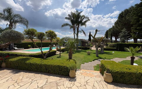 Villa Simona: Struik, Tuin, Landschap, Toevlucht, Zwembad, Landscaping, Gazon, Schaduw, Hacienda
