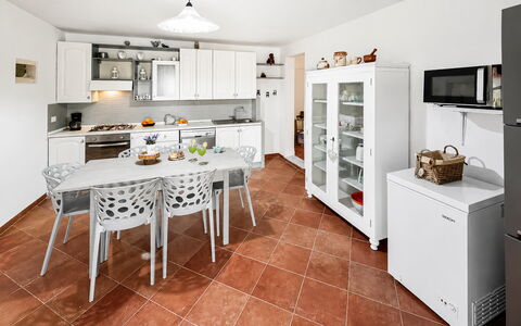 Villa le 2 Emme: Meubilair, Keuken, Interieur Ontwerp, Flooring, Verdieping, Countertop, Toestel Van De Keuken, Major Appliance, Cabinetry, Hout