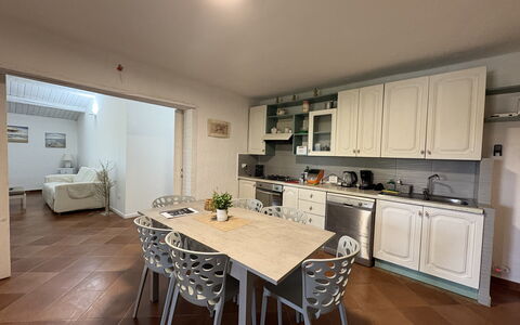 Villa Emme: Meubilair, Interieur Ontwerp, Flooring, Verdieping, Hout, Keuken, Plafond, Countertop, Kamer, Tafel