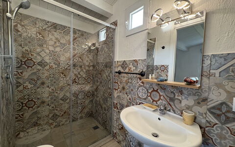 Villa Emme: Flooring, Loodgieterswerkinrichting, Verdieping, Interieur Ontwerp, Badkamer, Plafond, Wastafel In De Badkamer, Toilet, Wastafel, Loodgieter
