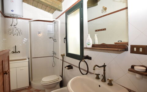 Villa Cigno Reale: Badkamer, Wastafel In De Badkamer, Loodgieterswerkinrichting, Wastafel, Interieur Ontwerp, Kraan, Spiegel, Plafond, Flooring, Loodgieter