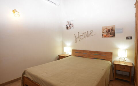 Villa Cigno Reale: Bed, Slaapkamer, Bedding, Interieur Ontwerp, Meubilair, Verdieping, Laken, Flooring, Muur, Hout