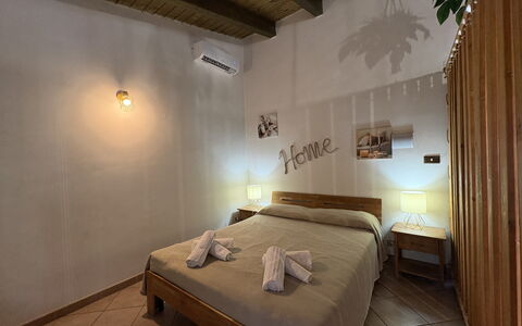 Villa Cigno Reale: Hout, Verdieping, Bed, Slaapkamer, Bed Frame, Bedding, Laken, Beits, Hardwood, Hotel