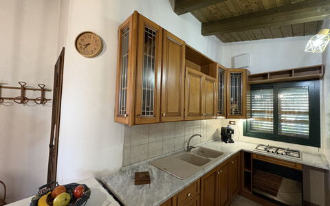 Villa Cigno Reale: Keuken, Interieur Ontwerp, Hout, Countertop, Flooring, Plafond, Cabinetry, Lichte Inrichting, Verdieping, Meubilair