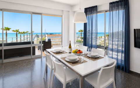 La Casa di Luigi: Meubilair, Interieur Ontwerp, Tafel, Appartement, Stoel, Keuken En Eettafel, Toevlucht, Schaduw, Keuken, Kamerplant