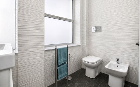 La Casa di Luigi: Loodgieterswerkinrichting, Flooring, Badkamer, Interieur Ontwerp, Verdieping, Loodgieter, Samengesteld Materiaal, Wastafel, Tegel, Kraan