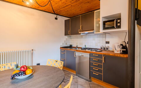 Tiny Loft: Interieur Ontwerp, Flooring, Muur, Meubilair, Hout, Keuken, Plafond, Verdieping, Countertop, Kamer