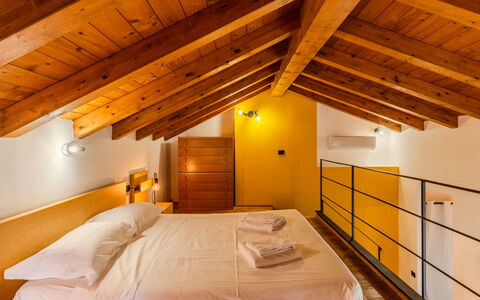 Tiny Loft: Interieur Ontwerp, Plafond, Toevlucht, Beits, Hotel, Hardwood, Slaapkamer, Bed Frame, Bed, Boutique Hotel