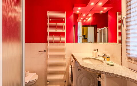Tiny Loft: Interieur Ontwerp, Flooring, Muur, Verdieping, Loodgieterswerkinrichting, Plafond, Verlichting, Kamer, Loodgieter, Badkamer