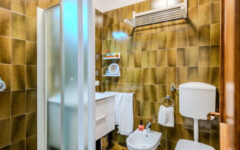 Riva&Lago: Flooring, Verdieping, Loodgieterswerkinrichting, Interieur Ontwerp, Loodgieter, Badkamer, Toilet, Wc Bril, Wastafel, Tegel