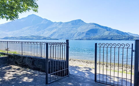 Riva&Lago: Blauw, Water, Zwemwater, Bergachtig Landvormen, Berg, Horizon, Kust En Oceanic Landvormen, Heuvel, Kust, Bank