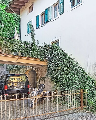 Via Monte Brione: Meubilair, Buitenmeubels, Stoel, Schaduw, Buitentafel, Kamerplant, Patio, Werf, Ontwerp, Balkon