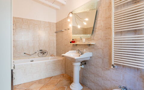 Daisy: Loodgieterswerkinrichting, Muur, Flooring, Interieur Ontwerp, Badkamer, Verdieping, Kraan, Loodgieter, Verlichting, Plafond