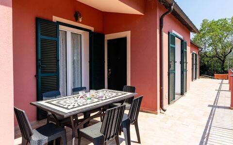 Orto di Silvia: Flooring, Verdieping, Meubilair, Stoel, Buitentafel, Buitenmeubels, Keuken En Eettafel, Schaduw, Balkon, Beits