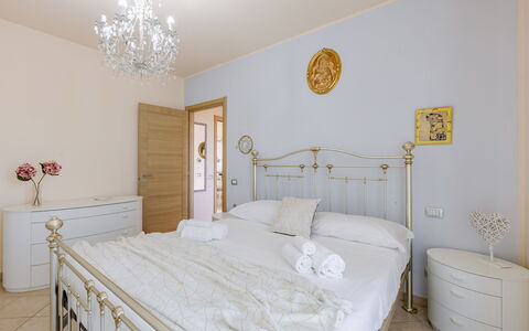 Sweet Loreto: Meubilair, Bed, Slaapkamer, Interieur Ontwerp, Hout, Verdieping, Flooring, Bedding, Laken, Verlichting