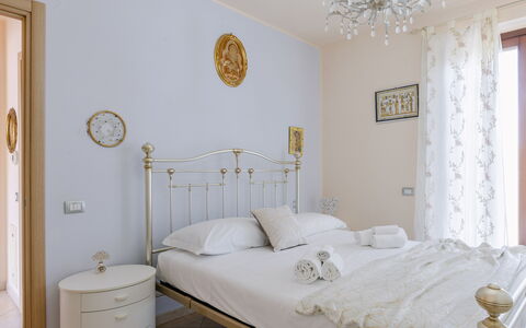 Sweet Loreto: Meubilair, Bed, Slaapkamer, Interieur Ontwerp, Bedding, Verdieping, Laken, Hout, Flooring, Kamer