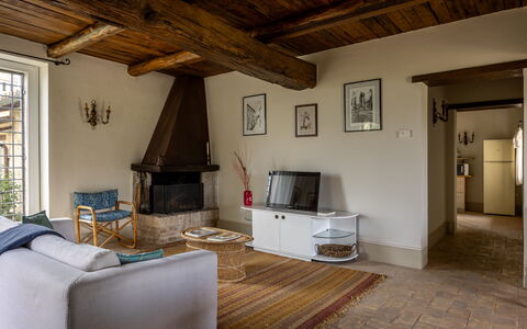 Il Casale al Colle: Meubilair, Flooring, Interieur Ontwerp, Muur, Verdieping, Hout, Plafond, Kamer, Woonkamer, Houten Vloer