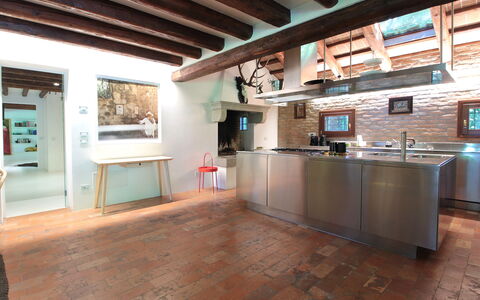 Villa Dorina: Keuken, Interieur Ontwerp, Countertop, Flooring, Meubilair, Hout, Plafond, Verdieping, Huis, Lichte Inrichting