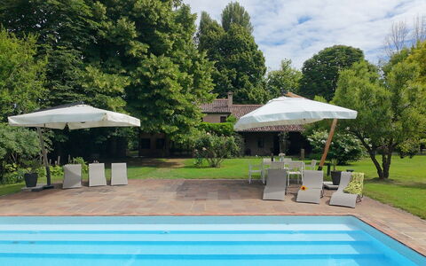 Villa Dorina: Zwembad, Toevlucht, Schaduw, Buitenmeubels, Landgoed, Vrije Tijd, Gazon, Backyard, Tuin, Hacienda