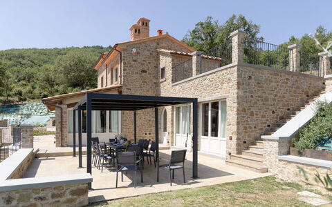 Villa Maddalena alla Guglielmesca: Meubilair, Buitenmeubels, Keuken En Eettafel, Huis, Buitentafel, Stoel, Deur, Patio, Veranda, Schaduw
