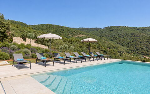 Villa Maddalena alla Guglielmesca: Blauw, Bergachtig Landvormen, Berg, Heuvel, Hoogland, Bergketen, Zwembad, Heuvel Station, Toevlucht, Ridge