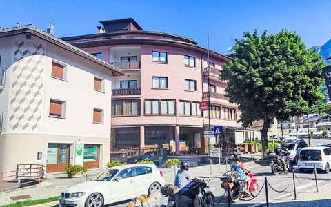 Bormio 37: Appartement, Architectuur, Woongebied, Condominium, Samengesteld Materiaal, Stedelijk Ontwerp, Balkon, Gemengd Gebruik, Schaduw