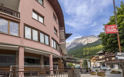 Bormio 37: Appartement, Architectuur, Woongebied, Condominium, Samengesteld Materiaal, Stedelijk Ontwerp, Balkon, Gemengd Gebruik, Schaduw