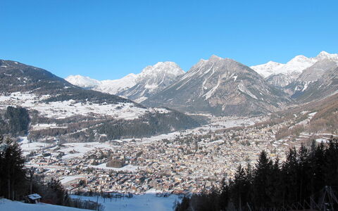 Bormio 37: Appartement, Architectuur, Woongebied, Condominium, Samengesteld Materiaal, Stedelijk Ontwerp, Balkon, Gemengd Gebruik, Schaduw