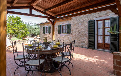 Il Cipresso, Casa Lucia, Cortona: Meubilair, Deur, Stoel, Huis, Bloempot, Keuken En Eettafel, Buitentafel, Buitenmeubels, Patio, Tuin