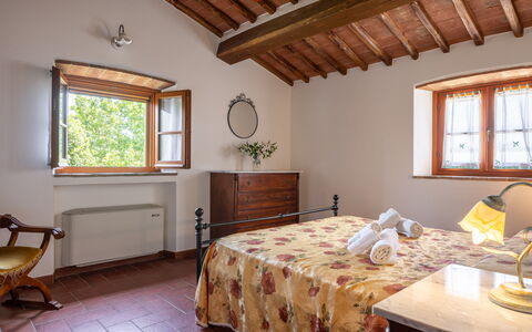Il Cipresso, Casa Lucia, Cortona: Muur, Meubilair, Hout, Bed, Slaapkamer, Interieur Ontwerp, Flooring, Kamer, Verdieping, Huis