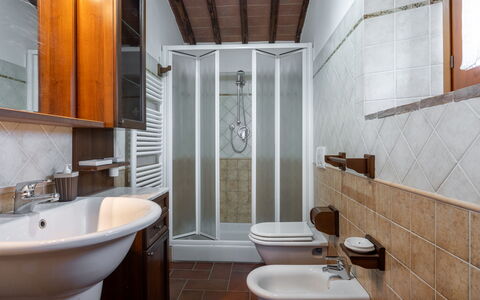 Il Cipresso, Casa Lucia, Cortona: Flooring, Loodgieterswerkinrichting, Interieur Ontwerp, Verdieping, Wastafel, Kamer, Plafond, Badkamer, Kraan, Loodgieter