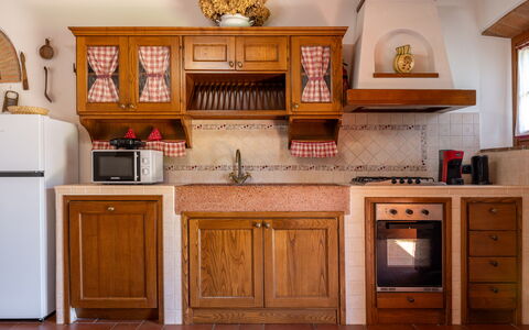 Il Cipresso, Casa Martina, Cortona: Keuken, Meubilair, Hout, Cabinetry, Interieur Ontwerp, Flooring, Countertop, Toestel Van De Keuken, Major Appliance, Kast