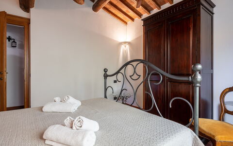 Il Cipresso, Casa Martina, Cortona: Muur, Meubilair, Interieur Ontwerp, Verdieping, Flooring, Slaapkamer, Deur, Huis, Bed, Plafond