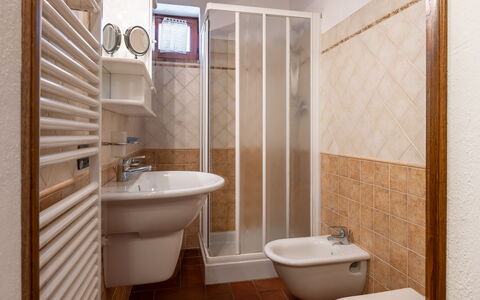 Il Cipresso, Casa Martina, Cortona: Flooring, Badkamer, Muur, Loodgieterswerkinrichting, Verdieping, Interieur Ontwerp, Wc Bril, Toilet, Kamer, Loodgieter