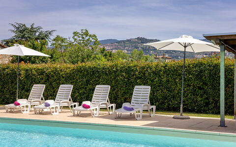Il Cipresso, Casa Martina, Cortona: Zwembad, Paraplu, Buitenmeubels, Toevlucht, Schaduw, Stoel, Buitentafel, Ligstoel, Eco Hotel, Landscaping
