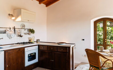 Casetta Pantasina: Hout, Meubilair, Interieur Ontwerp, Keuken, Countertop, Flooring, Toestel Van De Keuken, Verdieping, Cabinetry, Plafond
