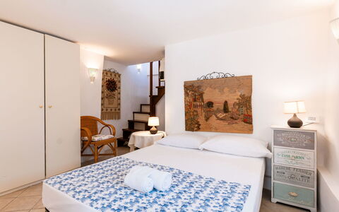 Casetta Pantasina: Meubilair, Appartement, Slaapkamer, Kamerplant, Toevlucht, Bloempot, Stoel, Bed, Hotel, Bedding