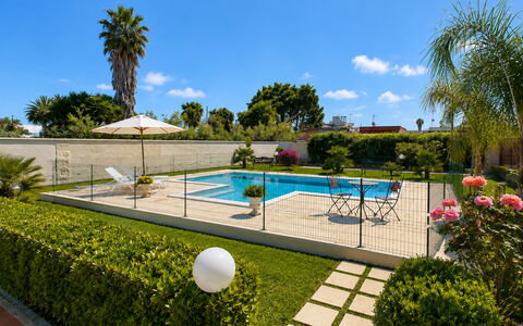 Villa Gloria: Zwembad, Toevlucht, Tuin, Buitenmeubels, Samengesteld Materiaal, Waterpartij, Eco Hotel, Landscaping, Schaduw